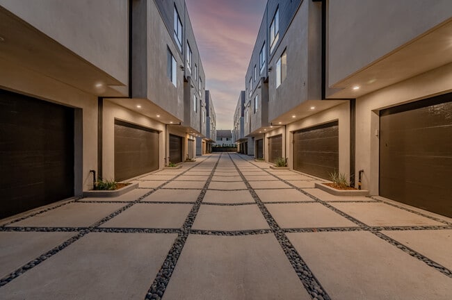 Building Photo - 18303 Oakbury Cir