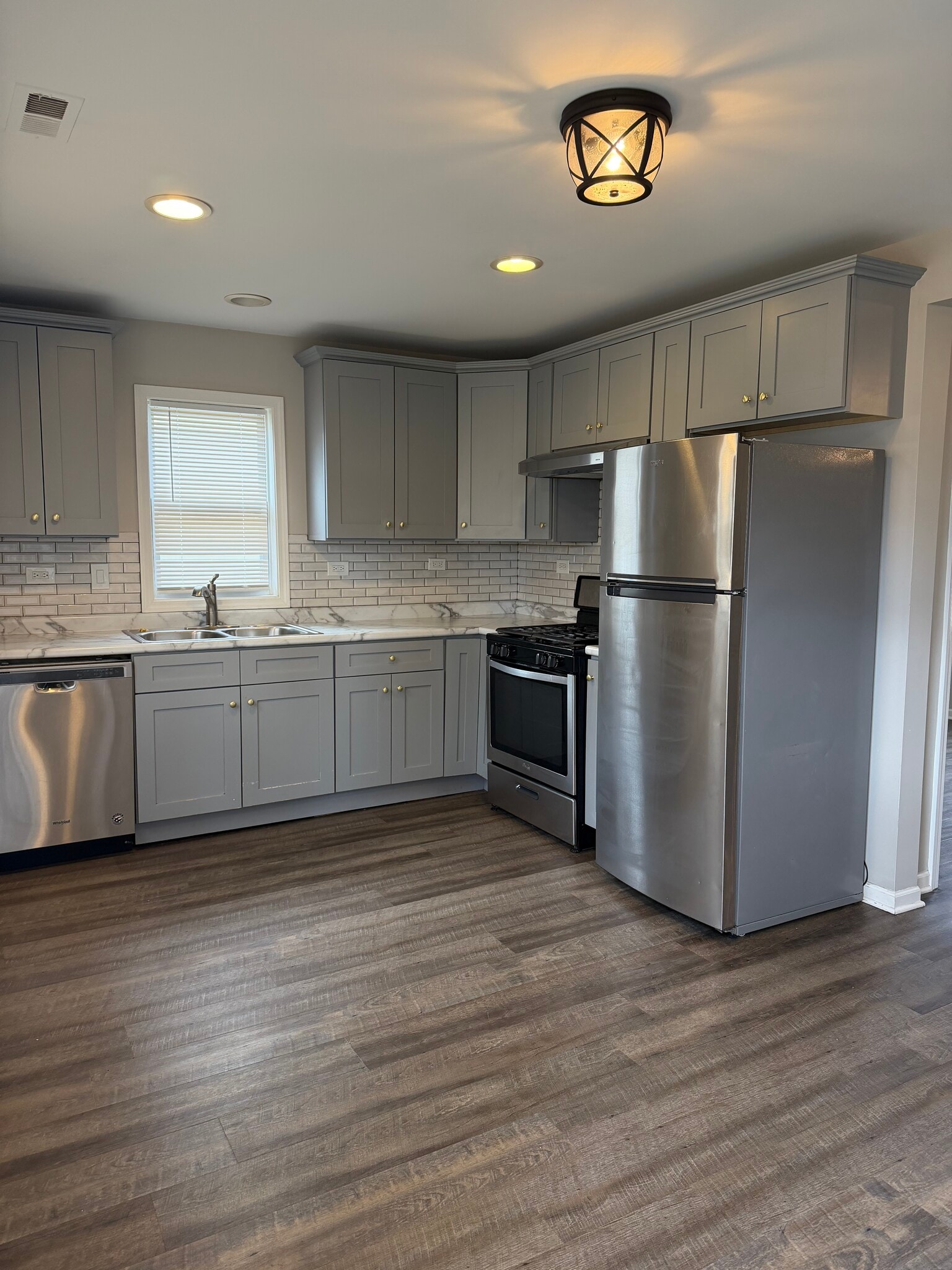 Building Photo - 545 E Division St