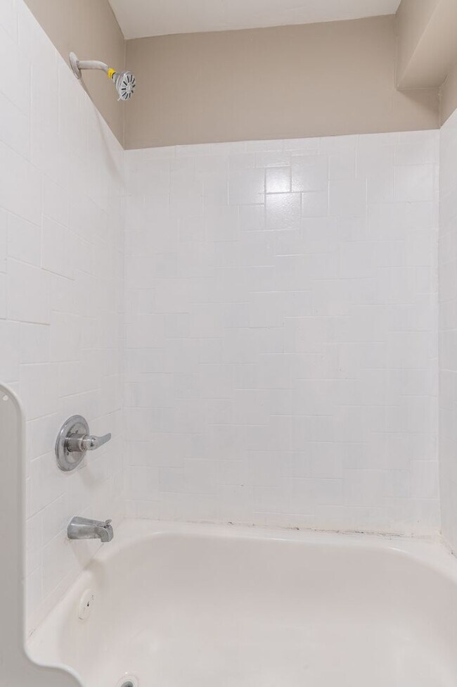 Building Photo - 3400 Reach St