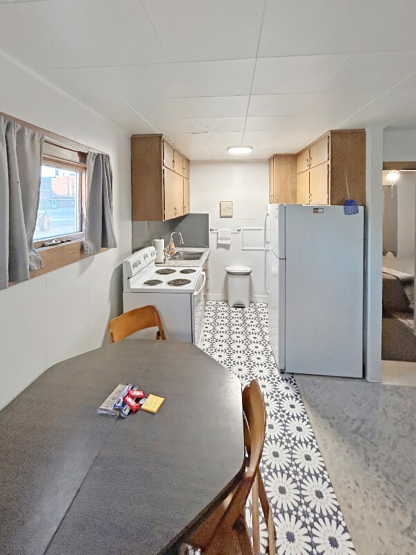 Building Photo - 208 2nd St S