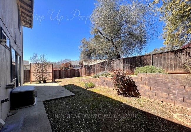 Building Photo - 3 Bedroom 1.5 Bath Townhome near Racetrack Neighborhood!