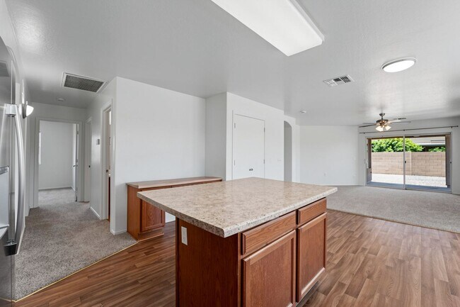 Building Photo - Freshly Updated 4 Bed | New Carpet, New Appliances & Open Layout