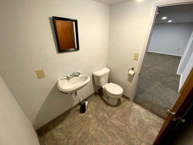 Building Photo - 4 Bedroom 1.5 Bath House with Washer and D...