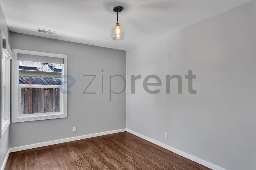 Building Photo - Unit