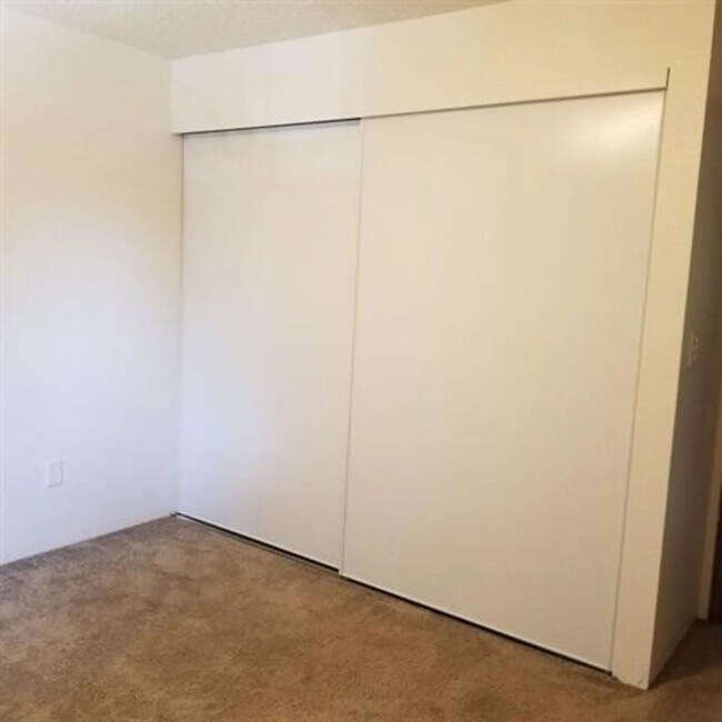 Building Photo - Welcome home to Sunset Villa in charming Canby! Offering 1 Month Free! Brand New Washer & Dryer!