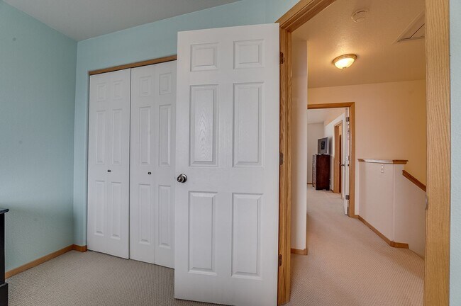 Building Photo - Spacious 3 bed, 2.5 bath Townhome in Ridgewood Hills!