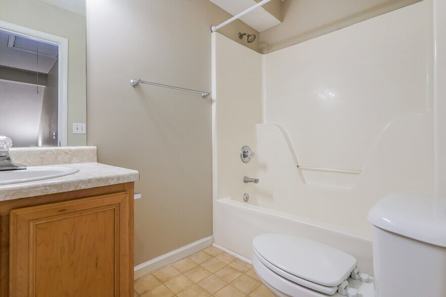 Building Photo - 833 Lavergne Ln