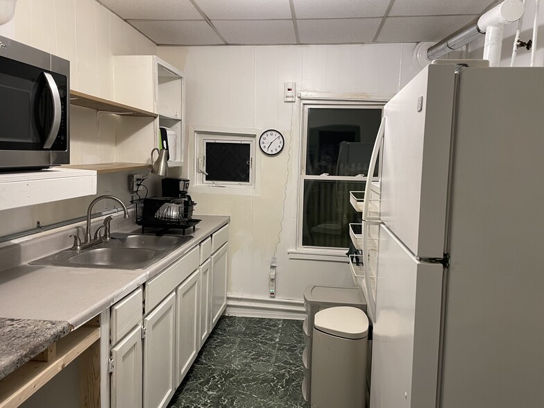 Kitchen - 1849 Highland Ave