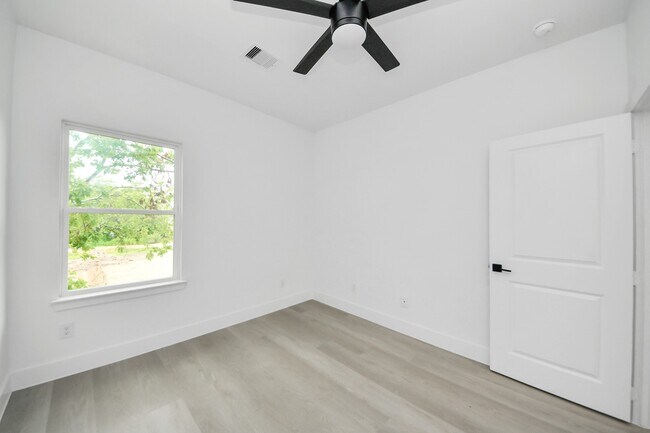 Building Photo - 8218 Lawler St