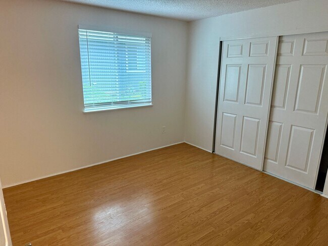 Building Photo - Cool Clean and Crisp-Inner SE Duplex