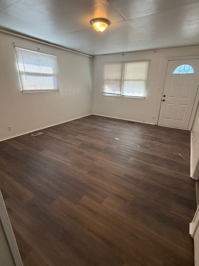 Building Photo - Cozy Three Bedroom/One Bath Home w/Fenced Back Yard