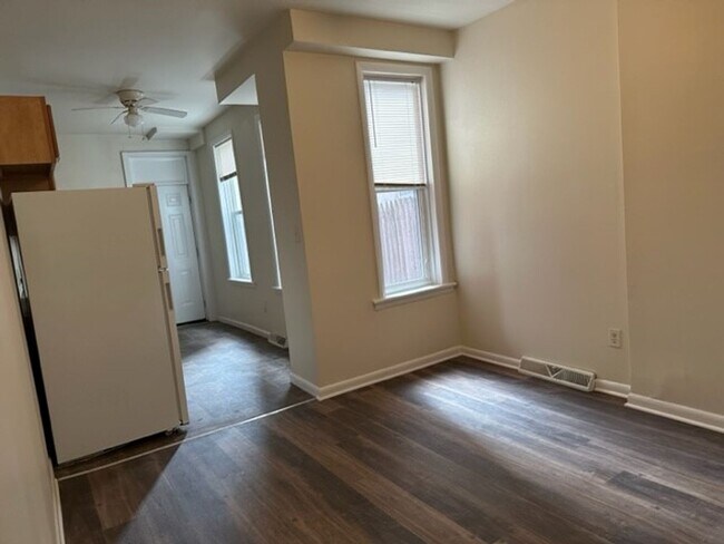 Building Photo - Single Family 2 Bedroom 1 Bathroom Home Fo...