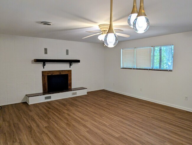 Building Photo - 102 Piedmont Cir