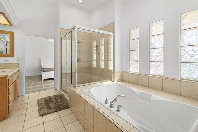Building Photo - 18075 Lakeview Dr