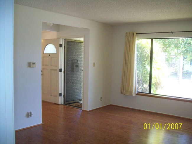 Building Photo - 3 BEDROOM, 1 BATH ON TREE LINED STREET