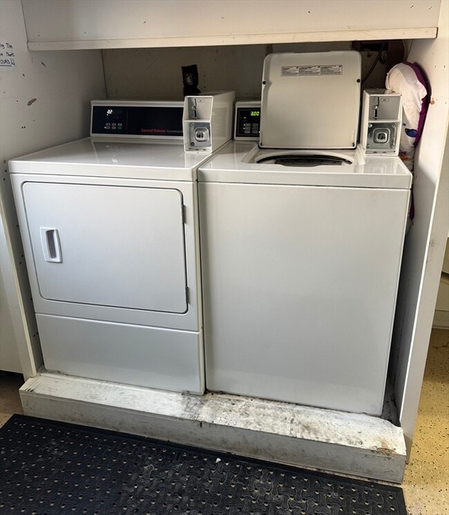 Building Photo - 320 Elm St