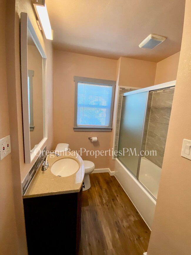 Building Photo - Johnson Ave: 2bdrm / 1 ba Home