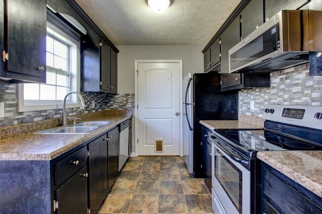 Building Photo - Sweet 3 bed 2 bath.  Cat friendly.