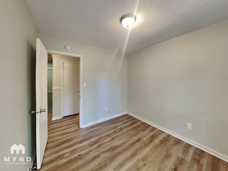 Building Photo - 5910 Honeysuckle Cir