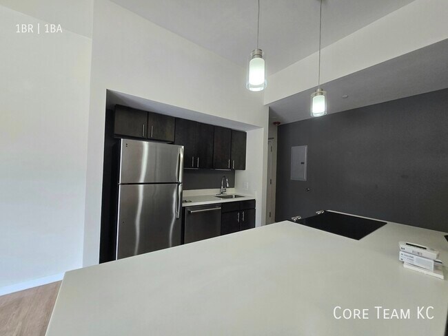 Building Photo - 662 E 63rd St