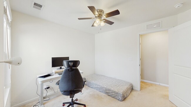Building Photo - 527 Watercress Dr