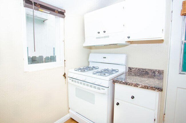 Building Photo - 915 E Balboa Blvd