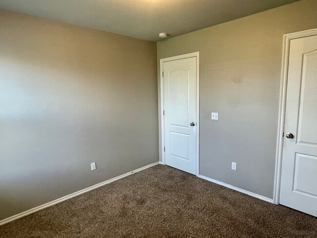 Building Photo - Beautiful 4 bed Bedroom Home in Mustang Sc...
