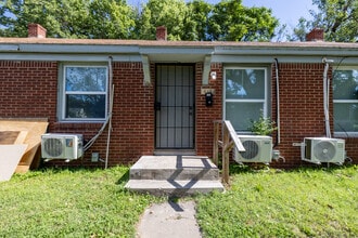 Building Photo - 634 S Hydraulic St