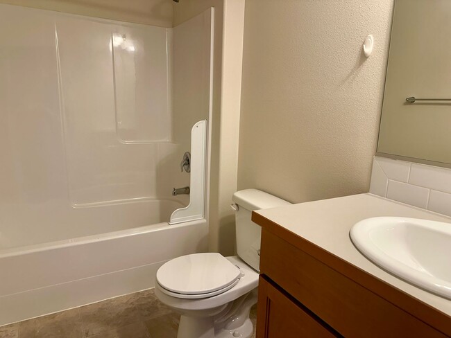 Building Photo - $300 discount for first month rent