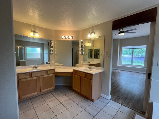 Building Photo - Gorgeous and Quiet 4 Bedroom 2.5 Bathroom ...