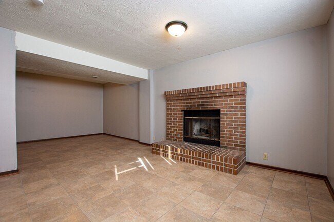 Building Photo - 3 Bedroom / 2 Bath Home in Millard!