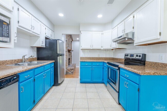 Building Photo - 848 Meadow Ln