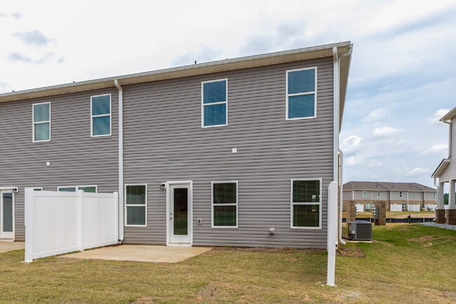 Building Photo - "Charming Newly built 3-Bed Townhouse Retreat with Granite Elegance in Prime Huntsville Location!"