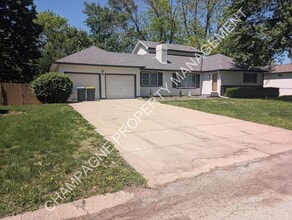 Building Photo - 4 Bedroom, 4 Bathroom Updated Home in Kansas City