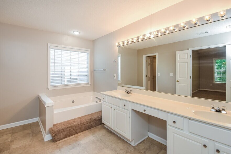 Building Photo - 3740 Ridgefair Dr