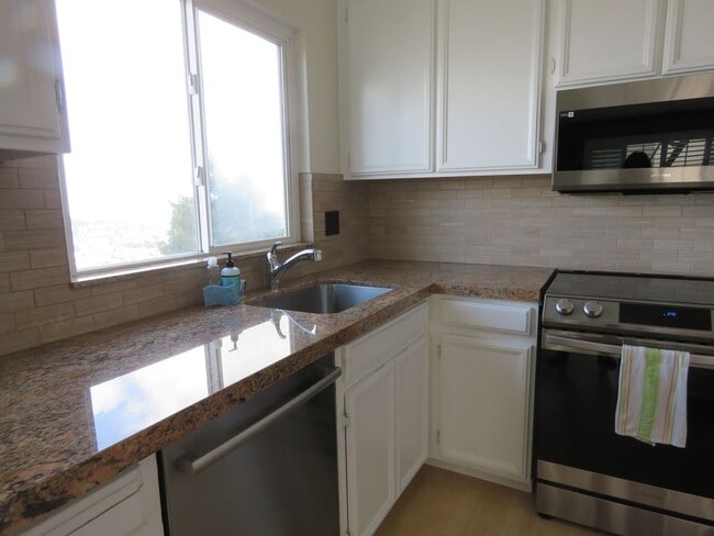 Building Photo - Hidden Gem with Outrageous Views - 1 Bedroom w/ Parking