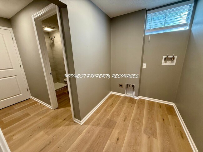 Building Photo - Large Updated 3 Bedroom/2 Bath Duplex in Lee's Summit