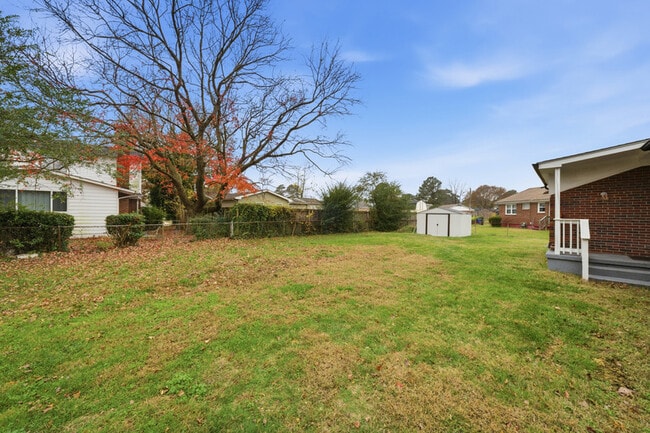 Building Photo - 913 Dandridge Dr