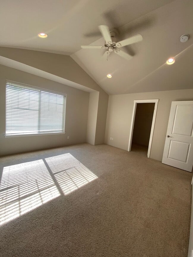 Building Photo - Rare Liberty Lake Townhome in Rocky Hill – 3 Bed, 2.5 Bath End Unit Available July 15th