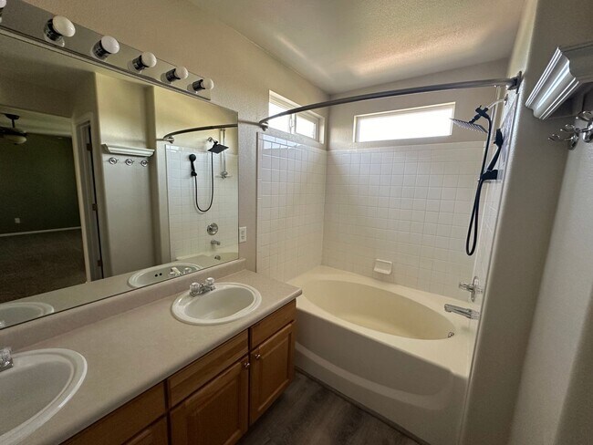 Building Photo - 5 Bed 4 Bath Home in Springs Ranch!!!
