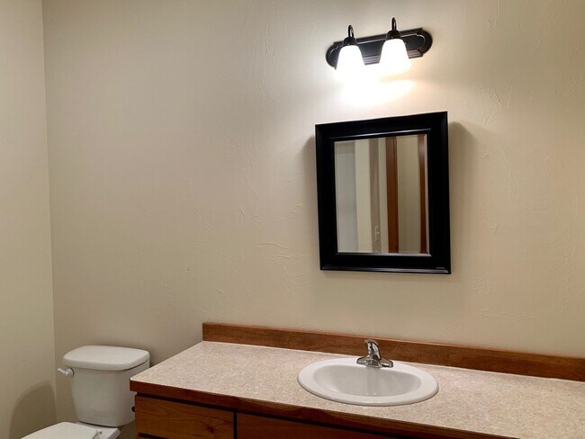 Building Photo - 3 Bed 2 Bath Single Home with wood floors ...