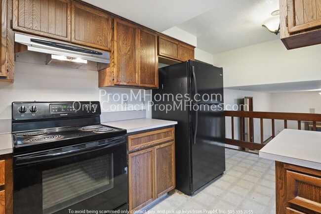 Building Photo - Spacious Tri-level Four Bedroom Home On Qu...