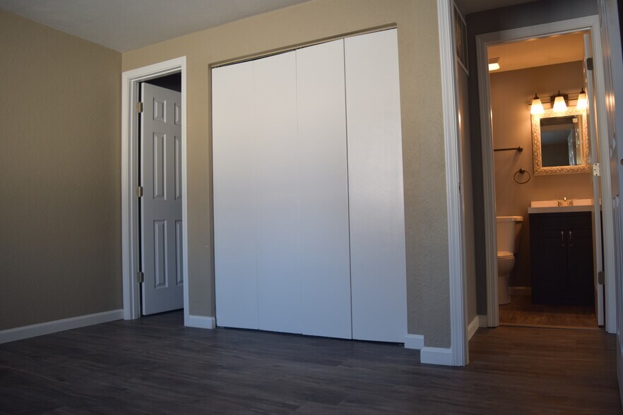 Master bedroom with spacious closet - 108 Wood Ct