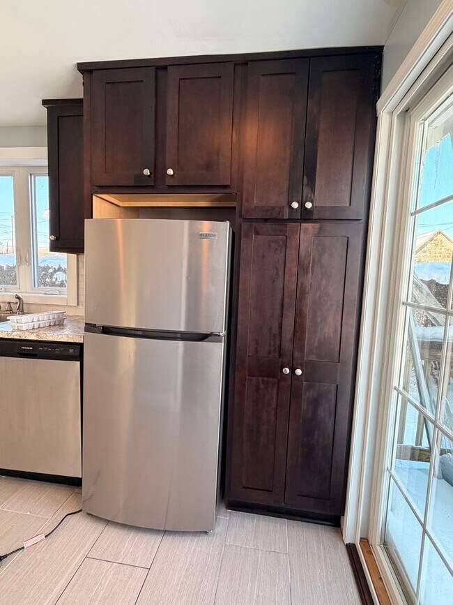 Building Photo - (2) bedroom Single Family Home with Open Layout, Close to Beaches and Lake!