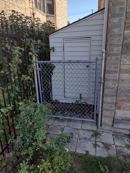 Front outside storage - 5617 N Christiana Ave