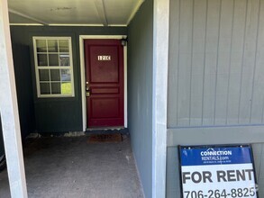 Building Photo - 2 bed 1 bath duplex
