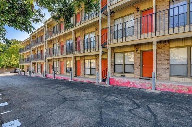 Primary Photo - 1/1 Apartment Walking Distance to Shops an...
