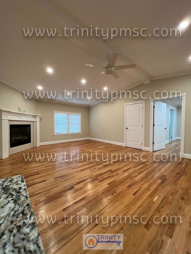 Building Photo - NEWLY UPDATED!! Ready and waiting for you!