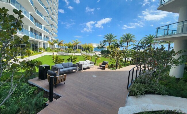 Building Photo - 220 Lake Shore Dr