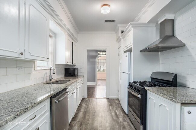 Building Photo - "Charming 3-Bed Oasis in Bossier City with 1.5 Baths & Spacious 1917 Sq Ft Layout!"
